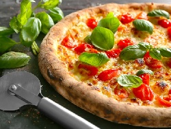 Домашна пица с домашно тесто, моцарела, чери домати и пресен босилек на плоча - снимка на рецептата